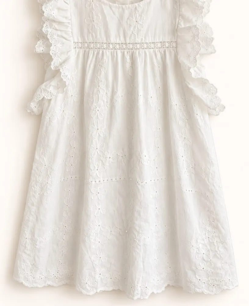 Vestido blanco bordado con volados en los hombros